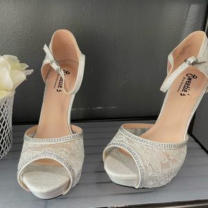 Beautiful cream heels in a size 8. Nwot!